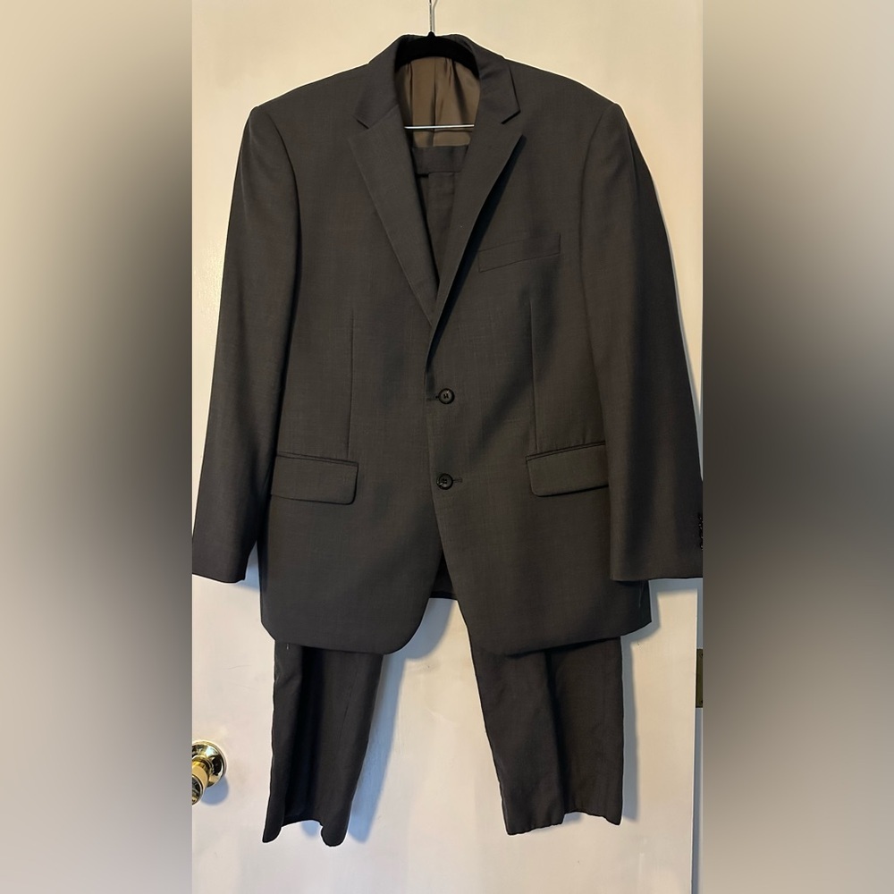 Men’s Renoir suit, gray.